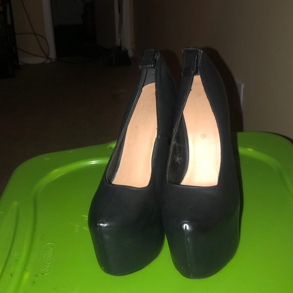 Heels - Picture 2 of 2